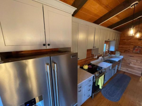 Log Cabin w Fireplace EV Station Solar Powered